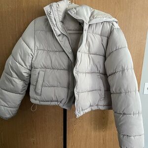 Cropped puffer jacket with a hood
